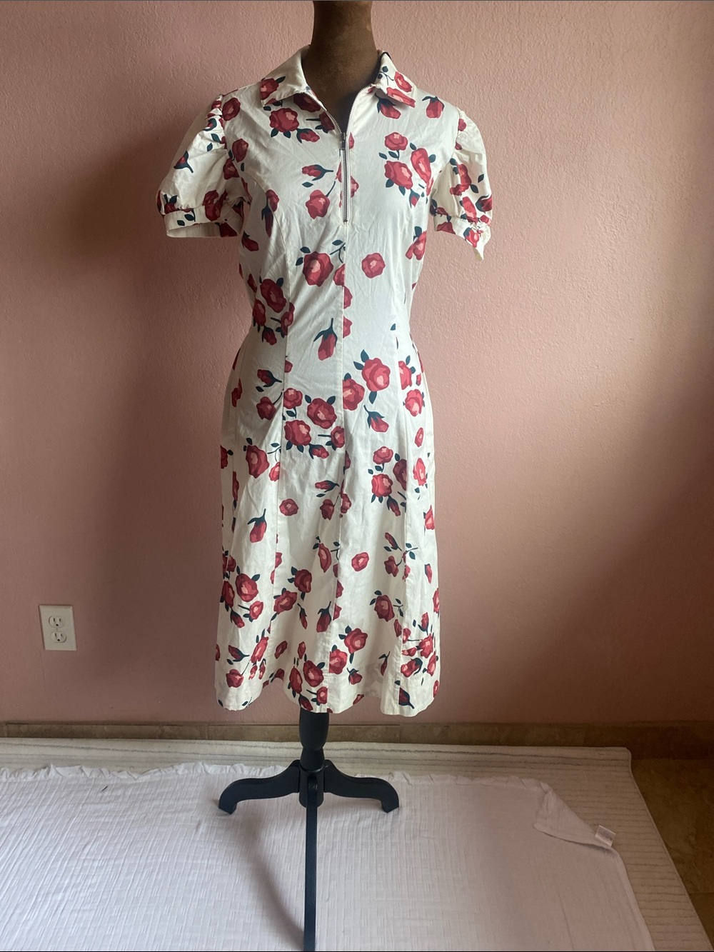 DOW NEAST Cream Midi Dress with Red Floral Print and Collar Detail.